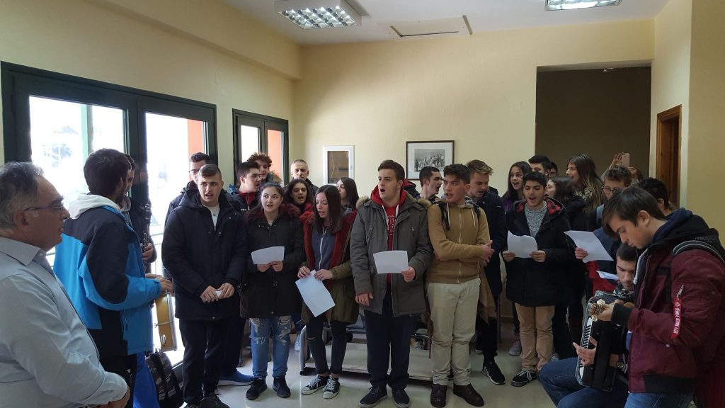 ΧΡΙΣΤΟΥΓΕΝΝΙΑΤΙΚΑ ΚΑΛΑΝΤΑ ΑΠΟ ΤΟ ΕΚΚΛΗΣΙΑΣΤΙΚΟ ΛΥΚΕΙΟ ΒΕΛΛΑΣ