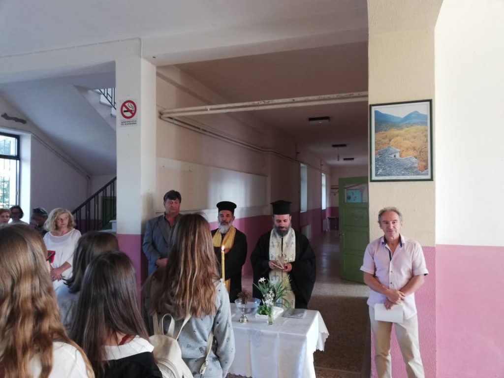 ΠΡΩΤΟ ΚΟΥΔΟΥΝΙ ΣΗΜΕΡΑ ΣΤΑ ΣΧΟΛΕΙΑ