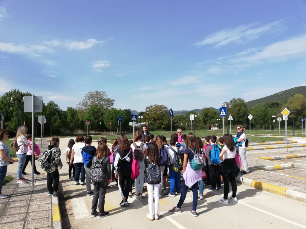 ΤΟ ΔΗΜΟΤΙΚΟ ΣΧΟΛΕΙΟ ΑΜΦΙΛΟΧΙΑΣ ΣΤΟ ΠΑΡΚΟ ΚΥΚΛΟΦΟΡΙΑΚΗΣ ΑΓΩΓΗΣ