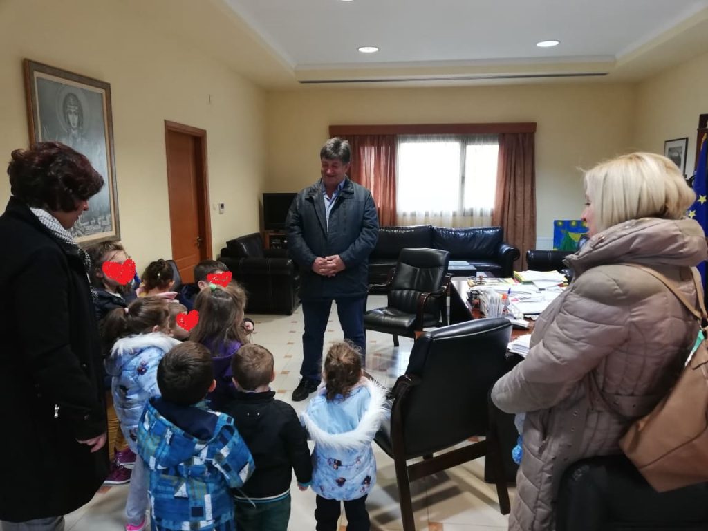 ΤΑ ΧΡΙΣΤΟΥΓΕΝΝΙΑΤΙΚΑ ΚΑΛΑΝΤΑ ΕΨΑΛΑΝ ΟΙ ΜΑΘΗΤΕΣ ΤΟΥ ΝΗΠΙΑΓΩΓΕΙΟΥ ΚΑΙ ΠΑΙΔΙΚΟΥ ΚΑΛΠΑΚΙΟΥ