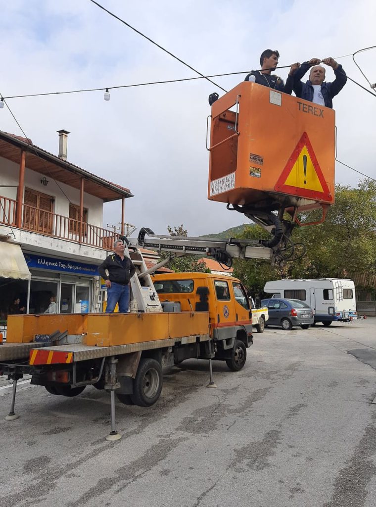 ΑΝΤΙΚΑΤΑΣΤΑΘΗΚΕ Η ΓΙΡΛΑΝΤΑ ΦΩΤΙΣΜΟΥ ΣΤΗΝ ΠΛΑΤΕΙΑ ΔΕΛΒΙΝΑΚΙΟΥ