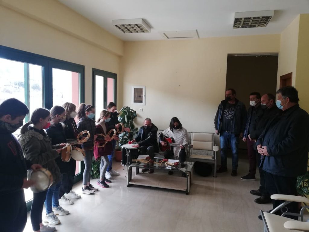 Τα “έψαλαν” στο Δήμαρχο οι μαθητές του Δημοτικού Σχολείου Καλπακίου
