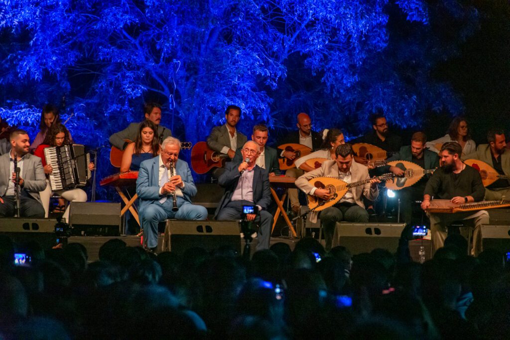 Καθήλωσαν το κοινό οι σπουδαίοι καλλιτέχνες στη συναυλία “Από το Πωγώνι στον κόσμο”